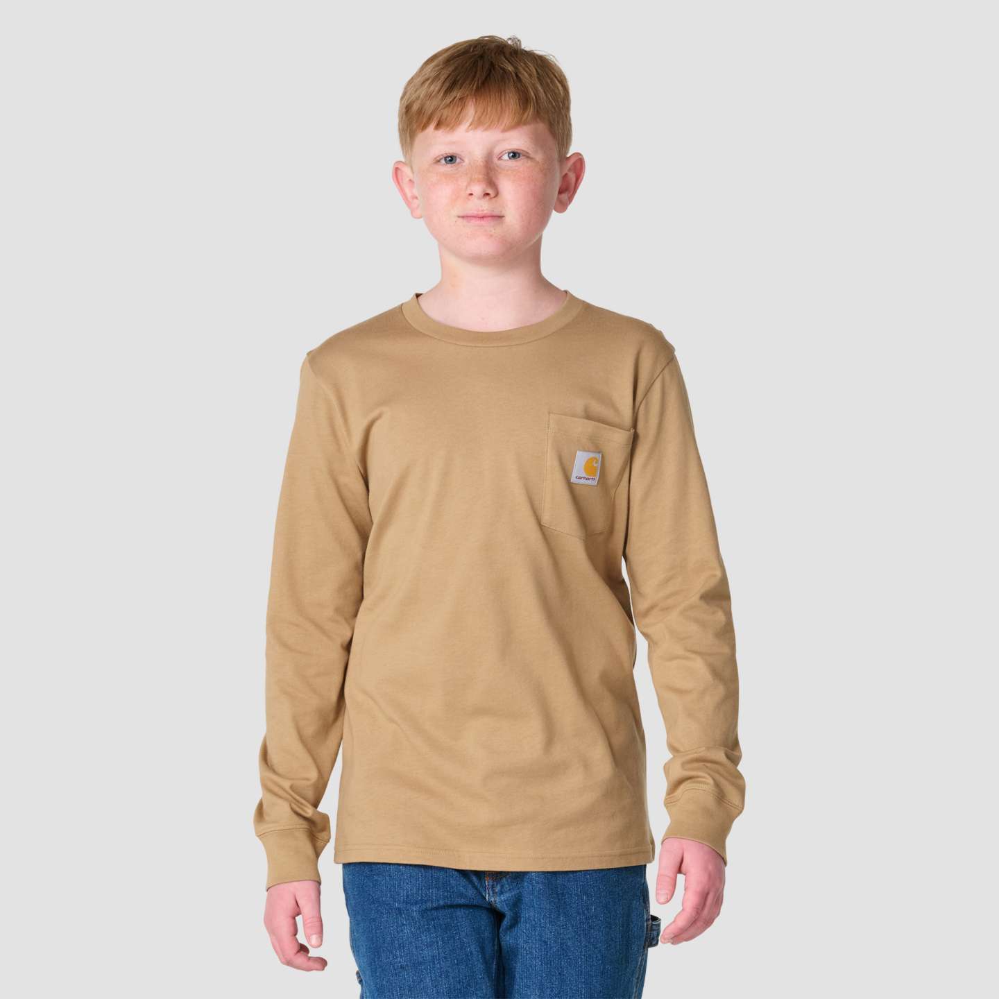 Футболка Carhartt Long Sleeve Duck Camo Dog Pocket для мальчиков, цвет: Песчаниковый — фото 3