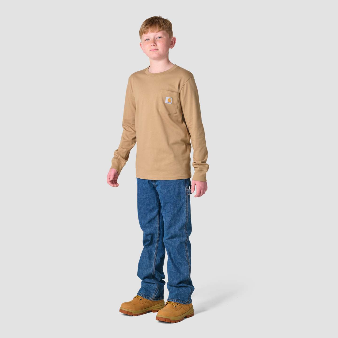 Футболка Carhartt Long Sleeve Duck Camo Dog Pocket для мальчиков, цвет: Песчаниковый — фото 8