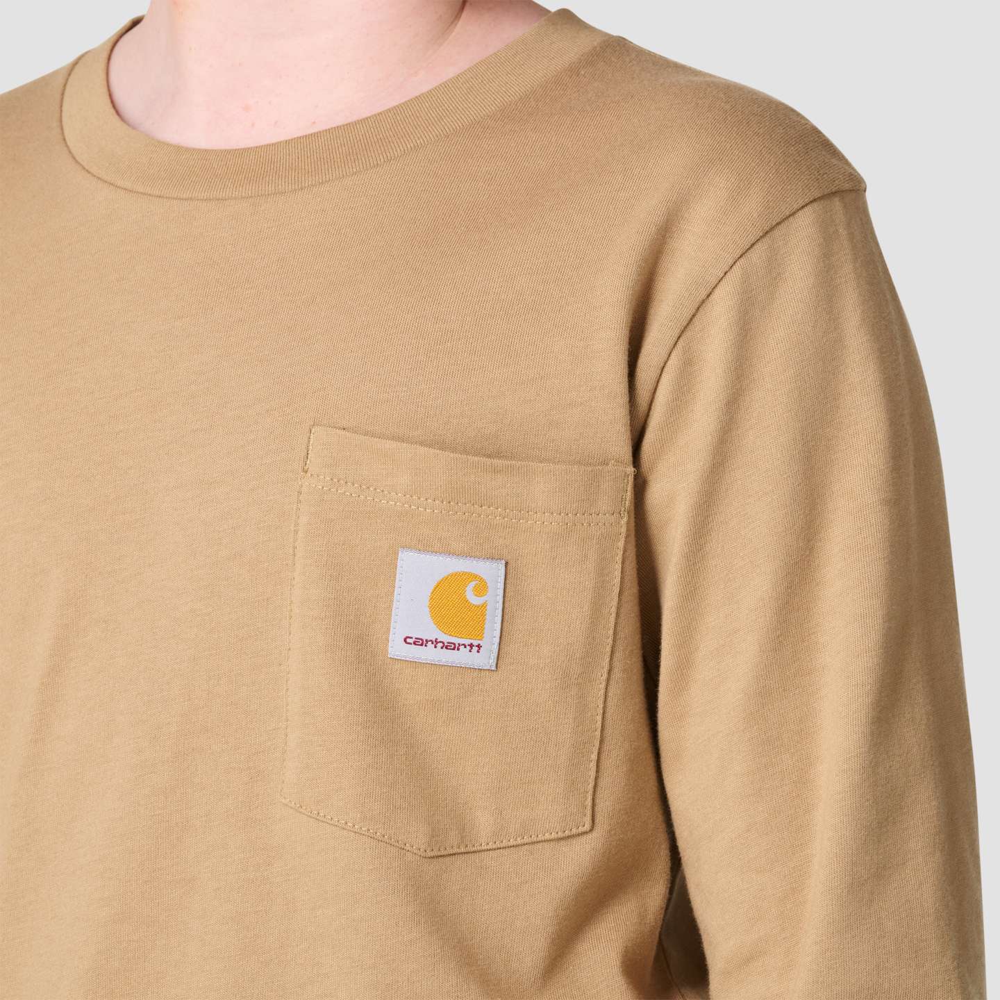 Футболка Carhartt Long Sleeve Duck Camo Dog Pocket для мальчиков, цвет: Песчаниковый — фото 7