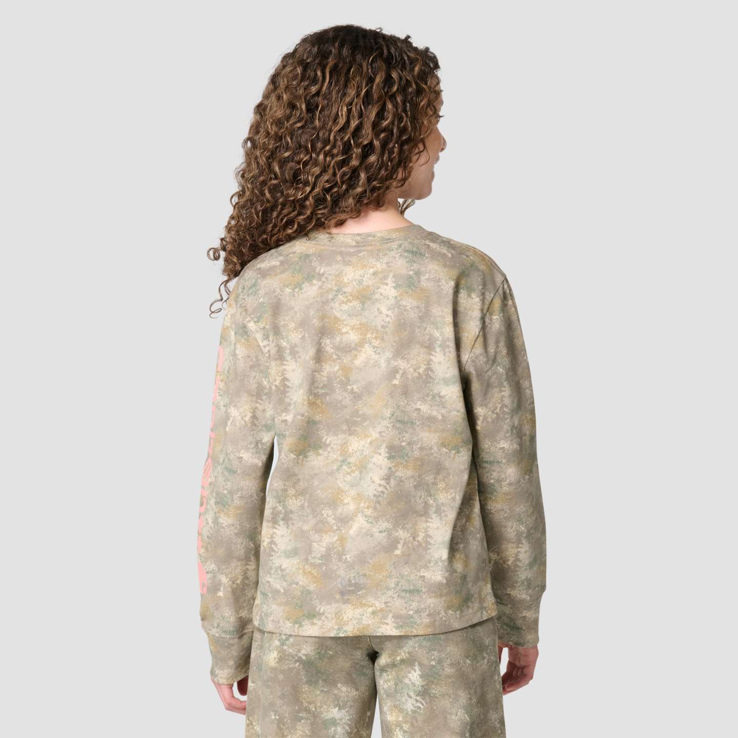 Футболка Carhartt Long Sleeve Camo Logo T-Shirt (Toddler/Child/Youth) для девочек, цвет: Камуфляжный — фото 3