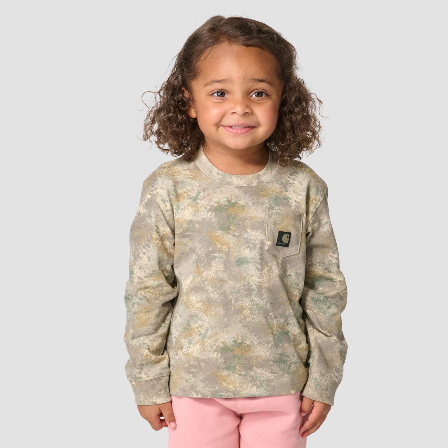 Футболка Carhartt Long Sleeve Camo Logo T-Shirt (Toddler/Child/Youth) для девочек, цвет: Камуфляжный — фото 2