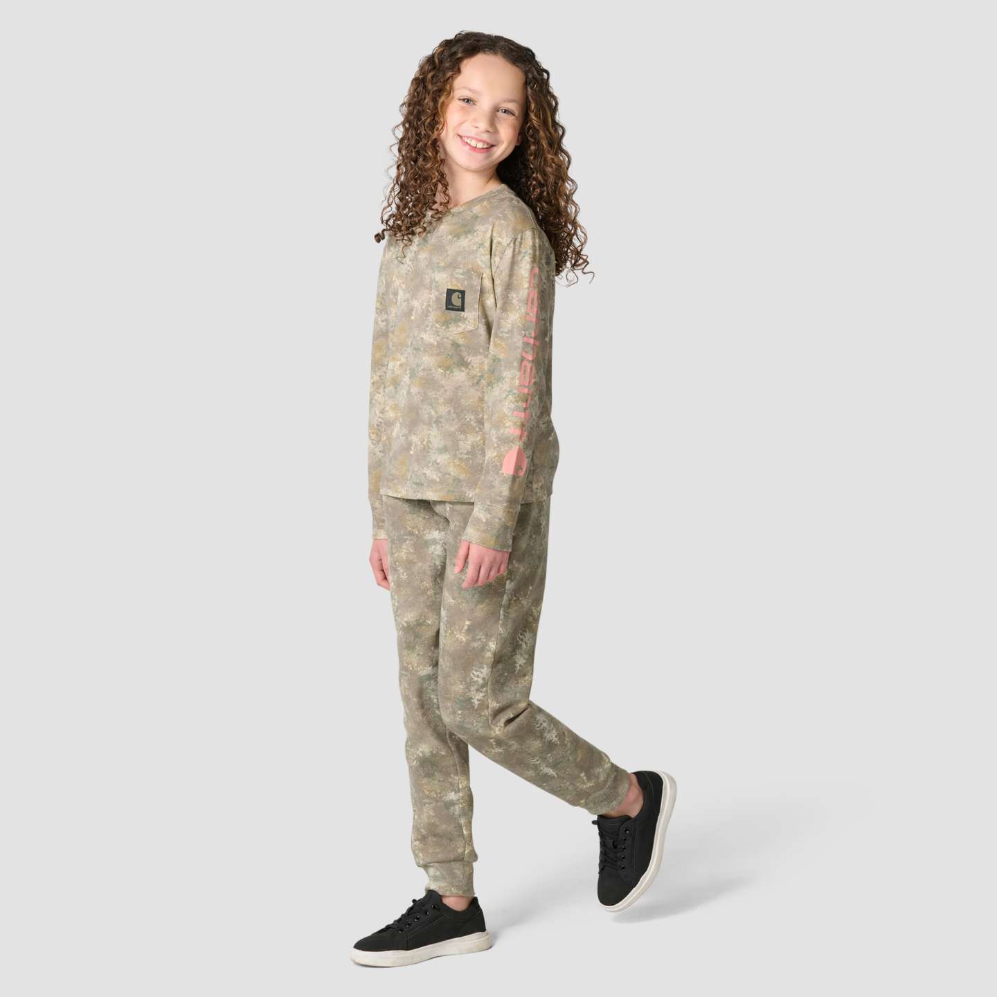 Футболка Carhartt Long Sleeve Camo Logo T-Shirt (Toddler/Child/Youth) для девочек, цвет: Камуфляжный — фото 6