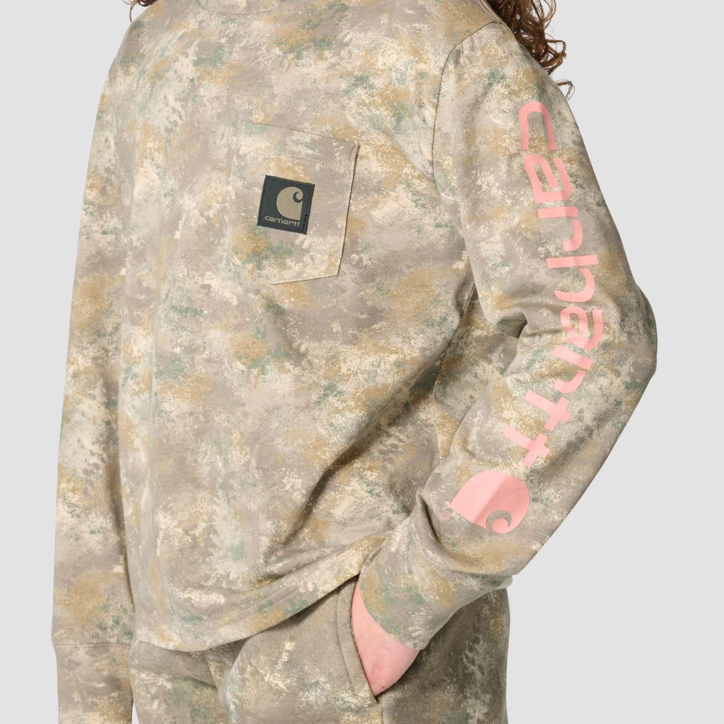 Футболка Carhartt Long Sleeve Camo Logo T-Shirt (Toddler/Child/Youth) для девочек, цвет: Камуфляжный — фото 7