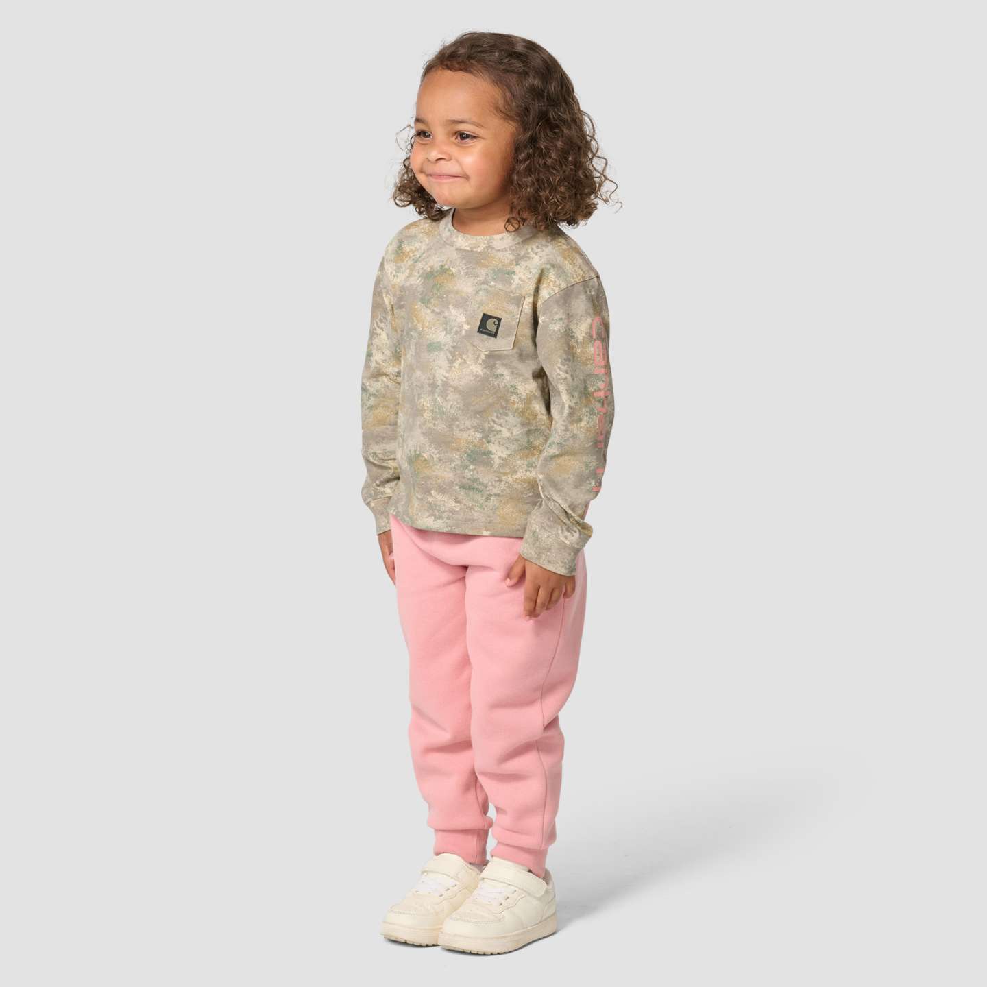 Футболка Carhartt Long Sleeve Camo Logo T-Shirt (Toddler/Child/Youth) для девочек, цвет: Камуфляжный — фото 5