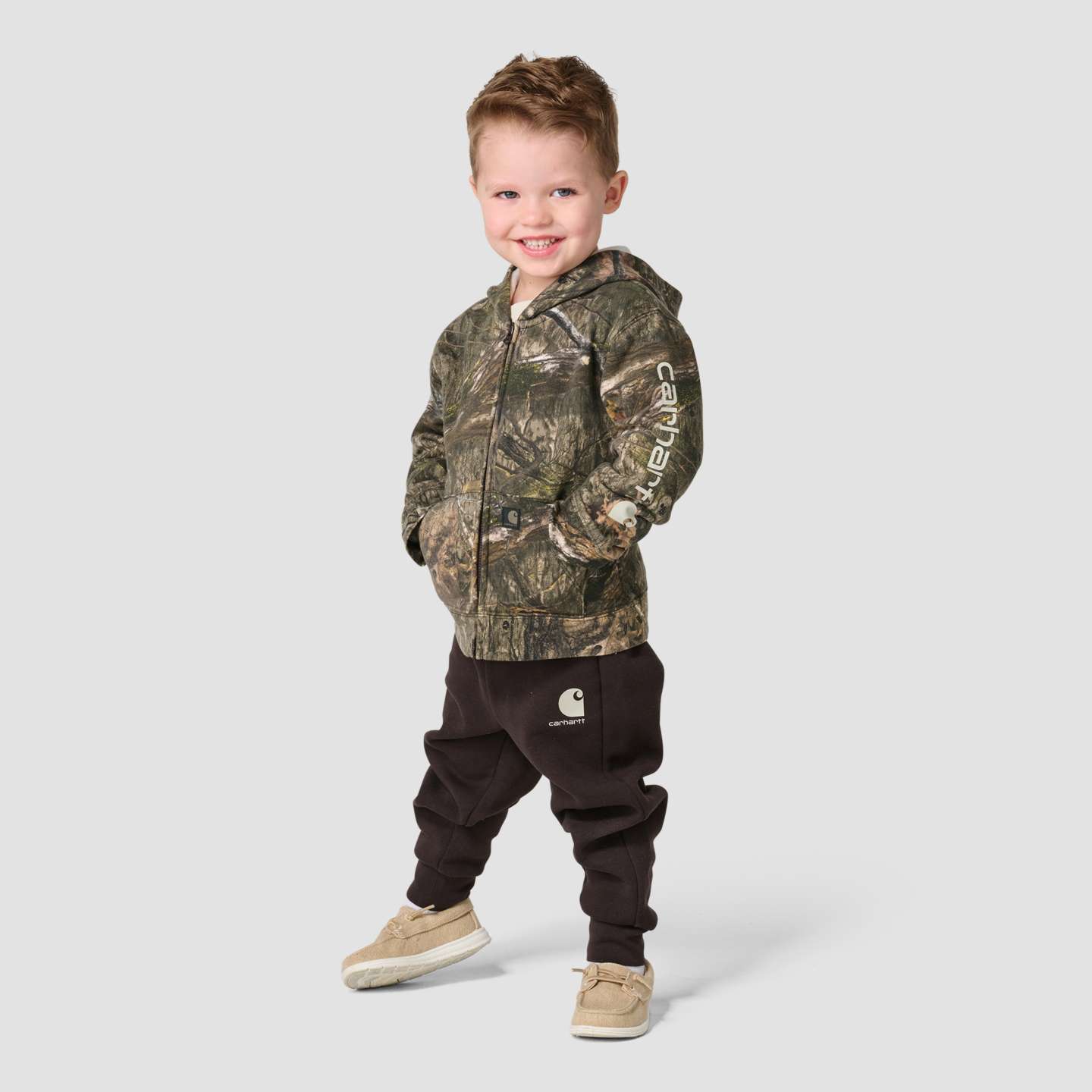 Комплект Carhartt 3-Piece Long Sleeve T-Shirt, Full-Zip Hooded Camo Jacket & Fleece Pant Set для мальчиков-малышей, цвет: Коричневый — фото 4