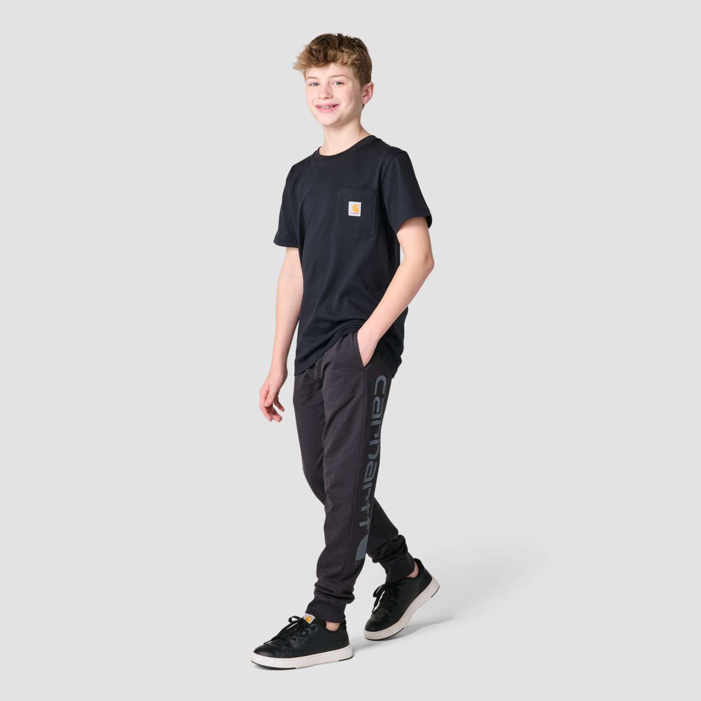 Брюки Carhartt French Terry Garment Dyed Sweatpant (Child) для мальчиков, цвет: Потёртый чёрный — фото 3