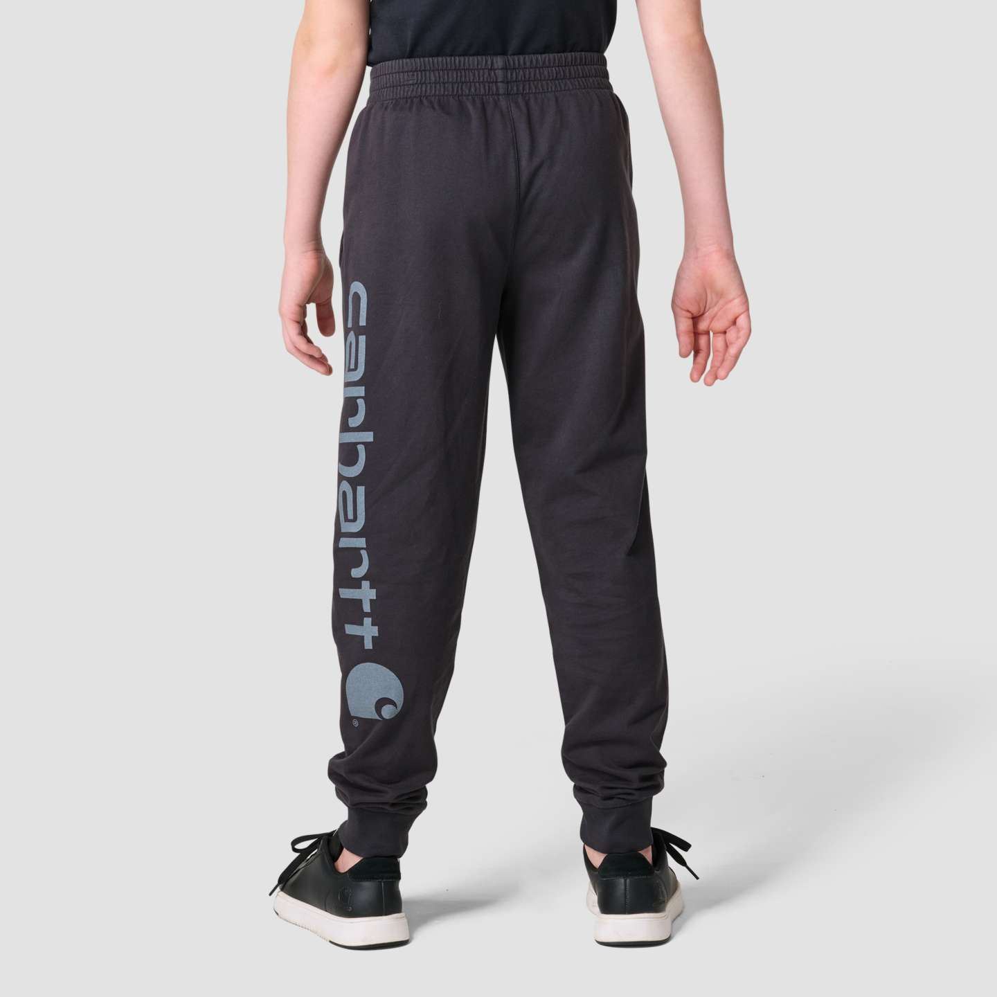 Брюки Carhartt French Terry Garment Dyed Sweatpant (Child) для мальчиков, цвет: Потёртый чёрный — фото 2