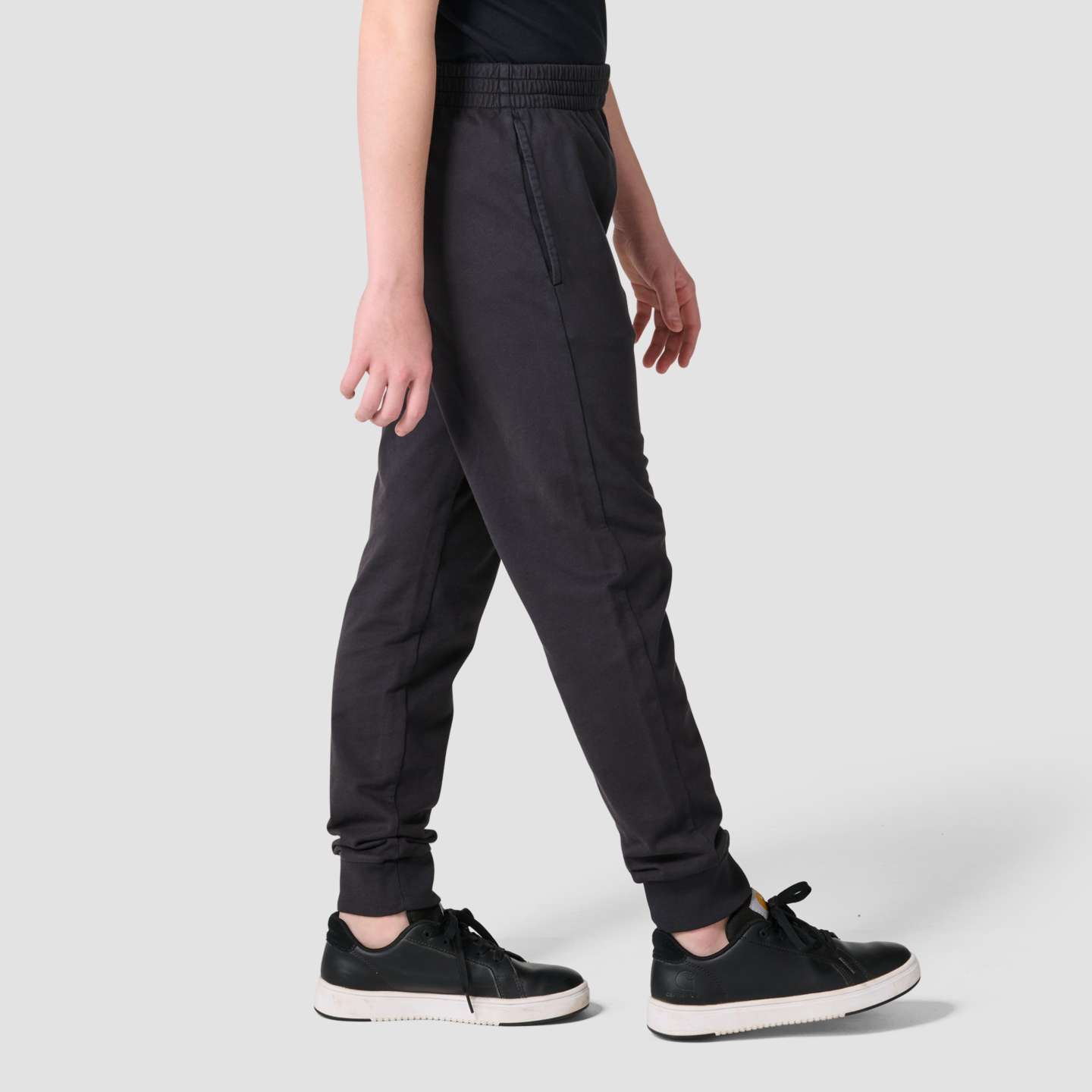 Брюки Carhartt French Terry Garment Dyed Sweatpant (Child) для мальчиков, цвет: Потёртый чёрный — фото 5